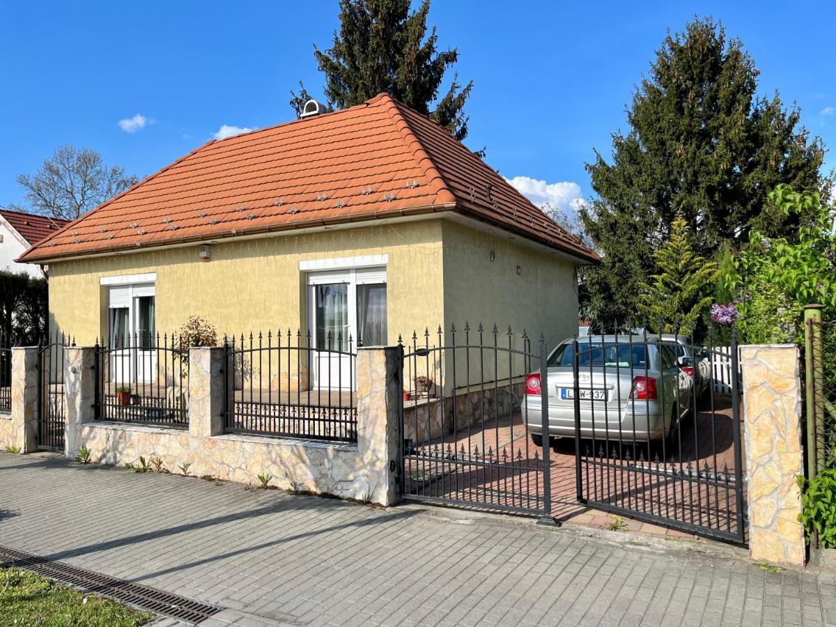 Budapest Airport Smiley House Gyal Exterior photo